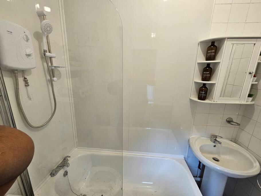 Stylish 2 Bed Apt - Harry Potter/ Leavesden Studios/Watford/Hemel Hempstead - Families/Professionals & Contractors Welcome - Serviced Accomodation 萨勒特 外观 照片